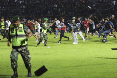 Ινδονησία: Τουλάχιστον 129 νεκροί σε ποδοσφαιρικό αγώνα – Ποδοπατήθηκαν οι θεατές (Βίντεο)