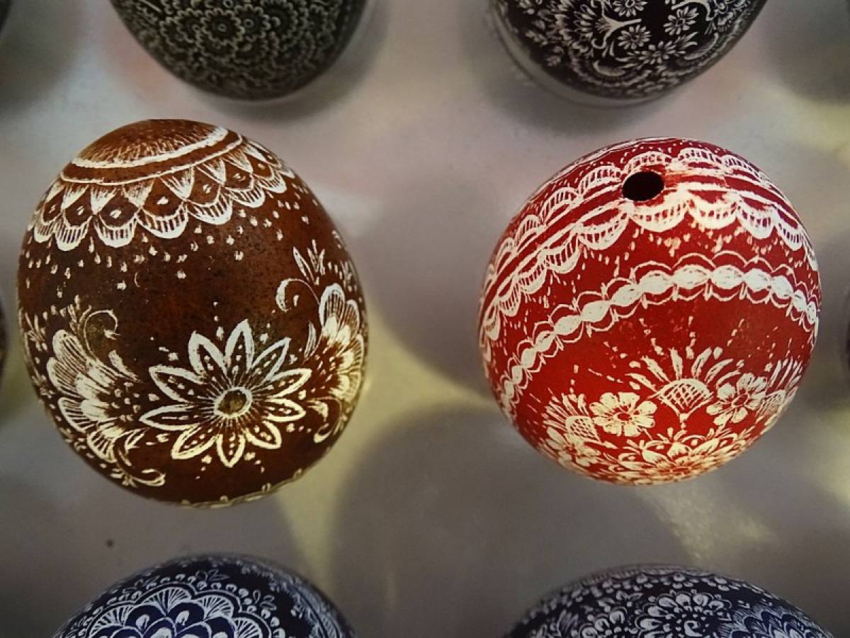 Γιατί βάφουμε κόκκινα τα αυγά; Ένα έθιμο με ιστορία αιώνων