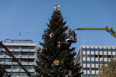 Στα γιορτινά το Σύνταγμα - Έτοιμο το χριστουγεννιάτικο δέντρο