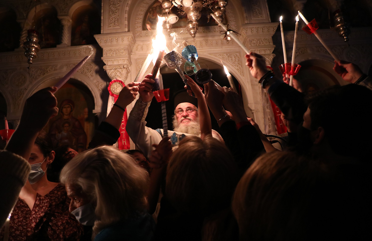 Δείτε την Αφή του Αγίου Φωτός στα Ιεροσόλυμα - Παρέλαβε το Άγιο Φως ο υφυπουργός Εξωτερικών