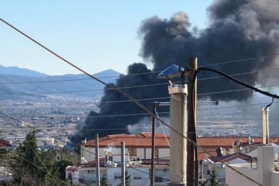 Φωτιά σε καπναποθήκη στην Ξάνθη: Πυκνοί μαύροι καπνοί σκέπασαν την πόλη - Ζημιές και σε αμάξια