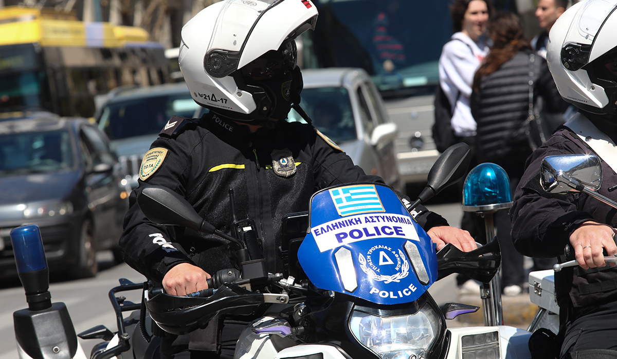 Κινηματογραφική καταδίωξη τα ξημερώματα στο κέντρο της Αθήνας – Τραυματίστηκαν 2 αστυνομικοί