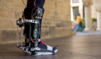 Έφτιαξαν «έξυπνη» ρομποτική μπότα για ανθρώπους με κινητικά προβλήματα (Βίντεο)