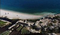 Αλμυρή Κορινθίας: Η παραλία με τα υπέροχα νερά και την φυσική νεροτσουλήθρα