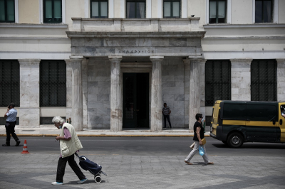 Απογοητευτικά στοιχεία: Έξι στους 10 Έλληνες δεν τα βγάζουν πέρα με τον μισθό τους