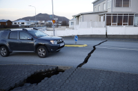 Ισλανδία: Ρωγμές στο έδαφος – Καθησυχαστική η πρωθυπουργός για την έκρηξη του ηφαιστείου
