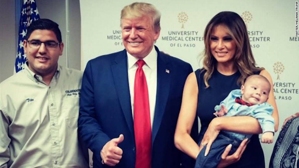 Φωτογραφία του Τραμπ με ένα ορφανό μωρό γίνεται viral