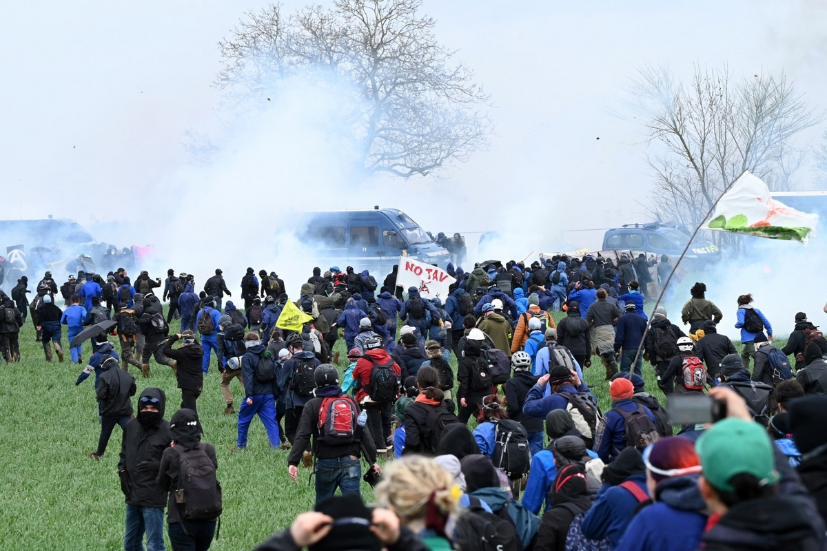 Κοινωνικό «ηφαίστειο» η Γαλλία: Άγριες συγκρούσεις και τραυματίες 200 διαδηλωτές