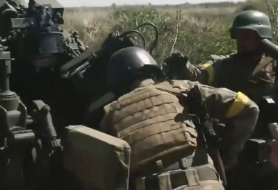 Με βίντεο αλά Χόλιγουντ «διαφημίζει» η αμερικανική πρεσβεία τα πυροβόλα M-777 στην Ουκρανία