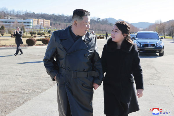 Βόρεια Κορέα: Το κορίτσι που θα διαδεχθεί τον Κιμ Γιονγκ Ουν – Οργιάζουν οι φήμες για την 10χρονη Ju-ae
