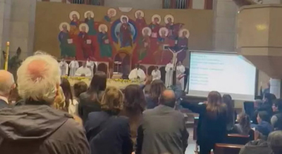 Νάπολη: Ιερέας έκανε την εκκλησία γήπεδο με συνθήματα (Απίθανο Βίντεο)