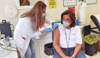 Έκανε το επικαιροποιημένο εμβόλιο η Ντόρα Μπακογιάννη: Κάντε το και εσείς, σώζει ζωές