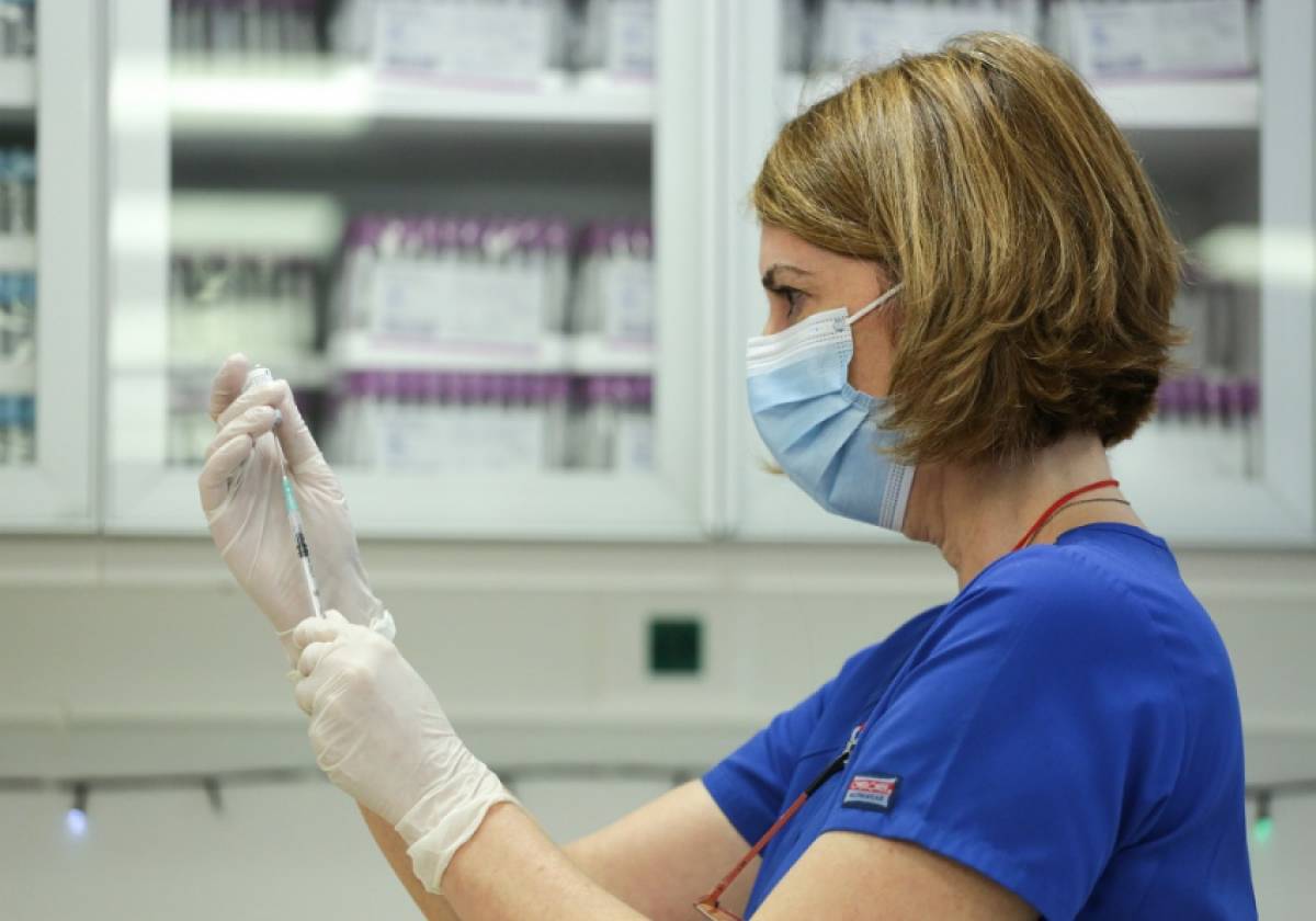 Εμβόλιο κορονοϊού: Ανοίγει αύριο η πλατφόρμα για τους άνω των 85 ετών - Πώς θα κλείνονται τα ραντεβού