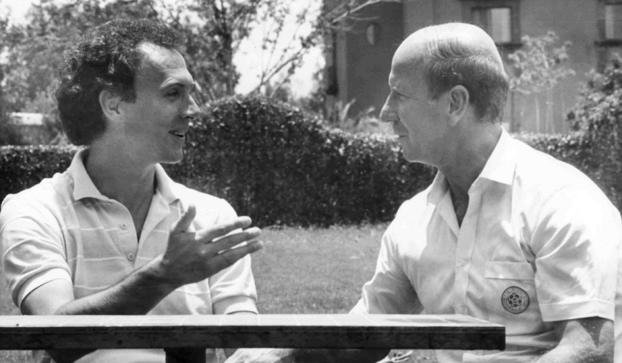 Φραντς Μπεκενμπάουερ: Η «μονομαχία» που έχτισε τη δυνατή φιλία με τον Μπόμπι Τσάρλτον