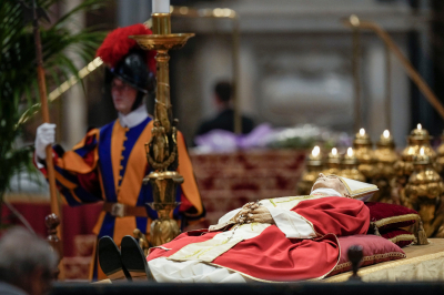 Πάπας Βενέδικτος: Εικόνες, βίντεο από την κηδεία του - Θυμίζουν άλλο κόσμο