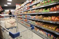 Τα «κόλπα» των σούπερ μάρκετ για να κρύψουν τις αυξήσεις: Το προϊόν συρρικνώνεται, αλλά η τιμή παραμένει ίδια