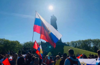 Στο στόχαστρο η δήμαρχος του Βερολίνου: «Γέμισε την πόλη Ρωσικές σημαίες»