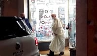 Πάπας Φραγκίσκος: Βίντεο από την επίσκεψη σε δισκοπωλείο στη Ρώμη