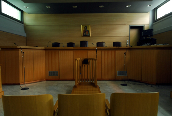 Γνωστός δικηγόρος της Αθήνας καταδικάστηκε με 45 χρόνια φυλακή για βιασμό δύο ανήλικων αδερφών