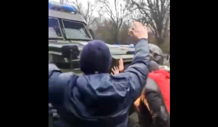 Μελιτόπολη: Ουκρανοί πολίτες σπρώχνουν με τα χέρια τους τα τεθωρακισμένα (συγκλονιστικές εικόνες)