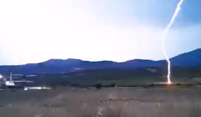 Λαμία: Απίστευτο στιγμιότυπο με κεραυνό που χτυπά κοντά στην κάμερα - Δείτε το βίντεο