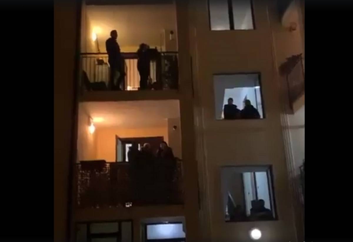 Κορονοϊός: Ανατριχιαστικό βίντεο - Ιταλοί σε καραντίνα τραγουδούν στα μπαλκόνια