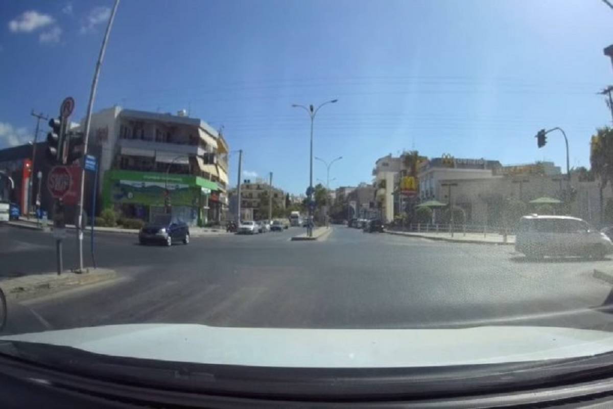 Θρασύς οδηγός στην Κρήτη περνάει με κόκκινο και απειλεί με σφαλιάρες