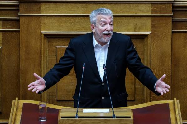 Σφοδρή πολιτική αντιπαράθεση για Χρυσή Αυγή - Αντεπίθεση ΣΥΡΙΖΑ, μιλά για «ξέπλυμα» της ΝΔ