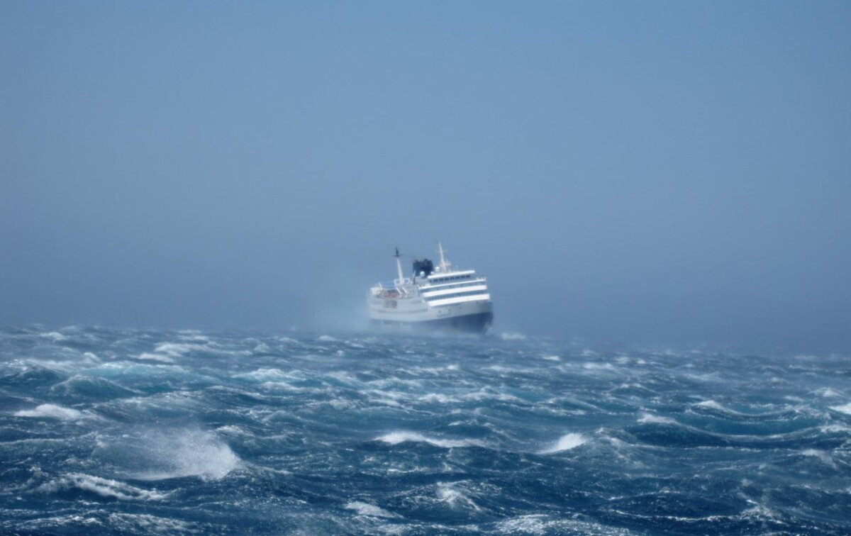 Πρόβλημα στο πλοίο Superstar με 384 επιβάτες – Πλέει προς Βόλο