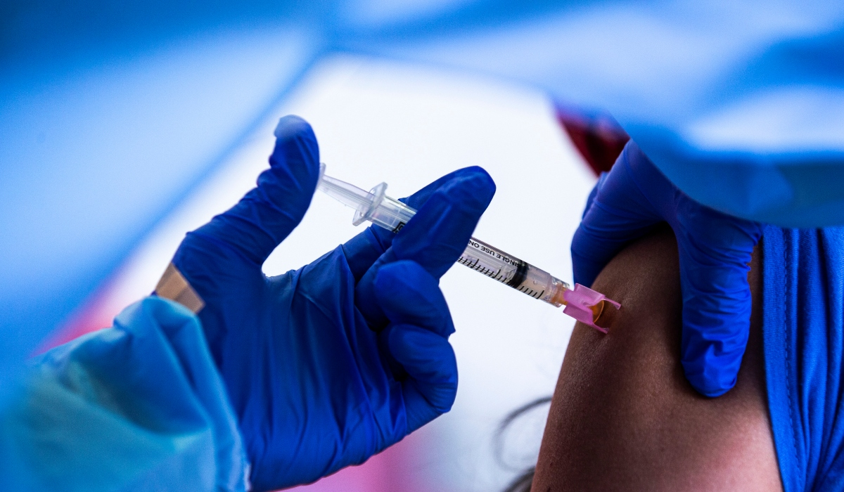 Nέα εμβόλια κατά του κορονοϊού: Τι θα ισχύει για εμβολιασμένους που νόσησαν - Οδηγός