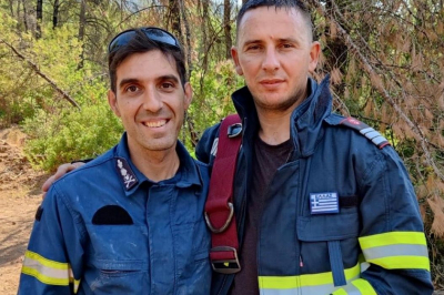 Η συγκινητική στιγμή που Έλληνας πυροσβέστης πρόσφερε τη γαλανόλευκη σε Ρουμάνο συνάδελφό του