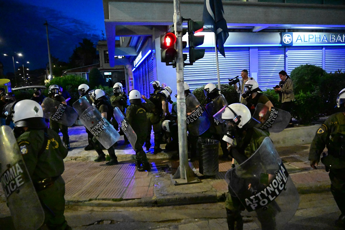 Επεισόδια έξω από την πρεσβεία του Ισραήλ – Προσαγωγές διαδηλωτών από την ΕΛΑΣ (Βίντεο)