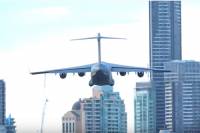 Εντυπωσιακή πτήση μεταγωγικού αεροσκάφους ανάμεσα από ουρανοξύστες