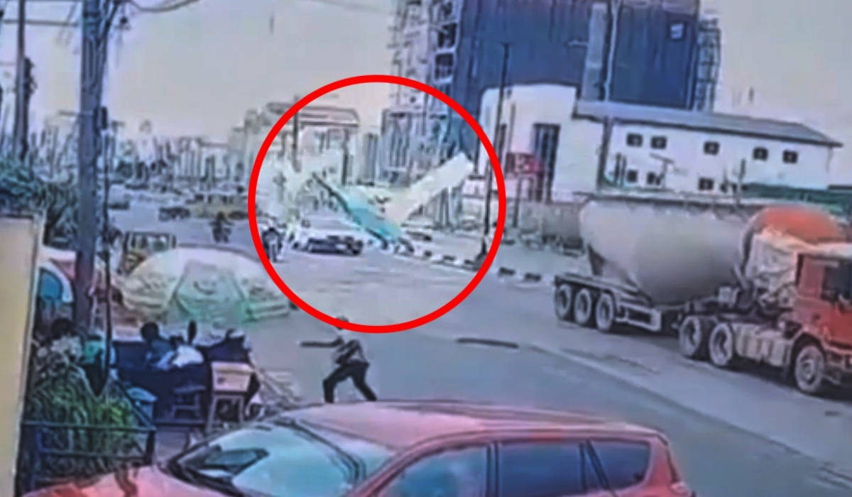 Σοκαριστικό βίντεο: Αεροσκάφος συντρίβεται στη μέση του δρόμου μέρα - μεσημέρι