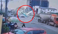 Σοκαριστικό βίντεο: Αεροσκάφος συντρίβεται στη μέση του δρόμου μέρα - μεσημέρι