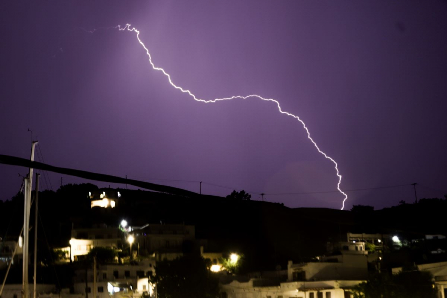 Ισχυρή καταιγίδα σαρώνει την Αθήνα: Χαλάζι και κεραυνοί