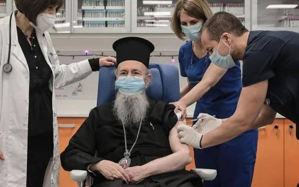 Μητροπολίτης Ναυπάκτου Ιερόθεος: Τον εμβολίασε νοσηλευτής που λέγεται… Θεούλης
