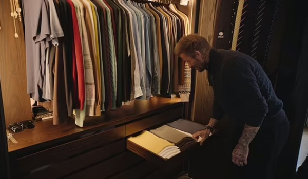 O Ντέιβιντ Μπέκαμ κάνει ξενάγηση στο εντυπωσιακό dressing room της βίλας του (Βίντεο)