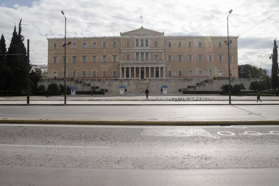Πυρά από ΣΥΡΙΖΑ και ΚΙΝΑΛ για την περικοπή μισθών στο μισό