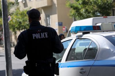 Αστυνομικός γλίτωσε από «θαύμα» - Εκπυρσοκρότησε το όπλο του