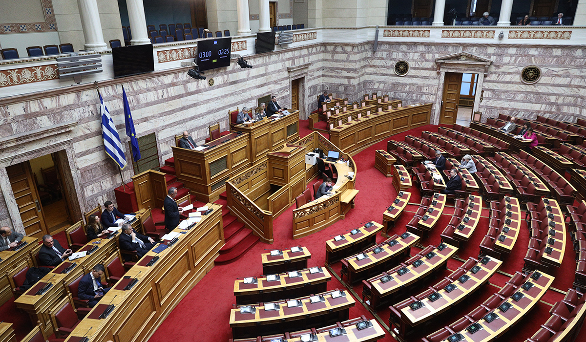 Βουλή: Συνεχίζεται η συζήτηση για την οπαδική βία – Το απόγευμα η ψηφοφορία και για κατώτατο μισθό, αγροτικό ρεύμα