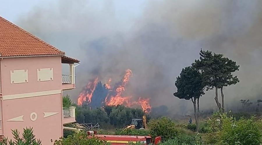 Ανεξέλεγκτη η φωτιά στην Κέρκυρα - Μήνυμα του 112 για εκκένωση, κίνδυνος για σπίτια και ξενοδοχεία