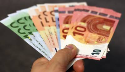 Κοινωνικό μέρισμα: Στους λογαριασμούς τα 700 ευρώ, ανοιχτές οι τράπεζες για πληρωμή
