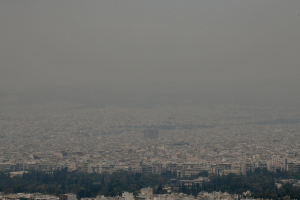 Φωτιά στον Σχίνο: «Πνίγεται» στον καπνό η Αθήνα (Drone Βίντεο)