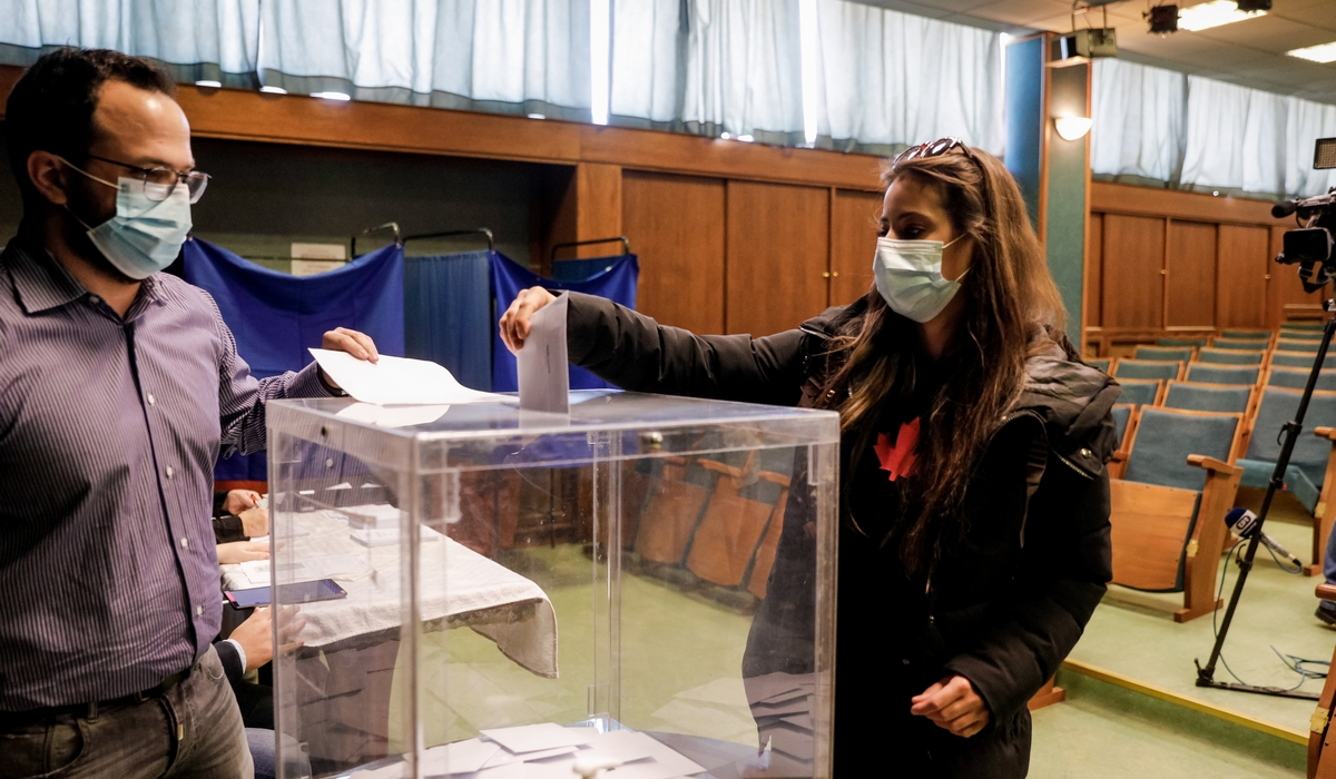 Εκλογές ΚΙΝΑΛ: Τεχνικά προβλήματα στο εκλογικό κέντρο της Πετρούπολης