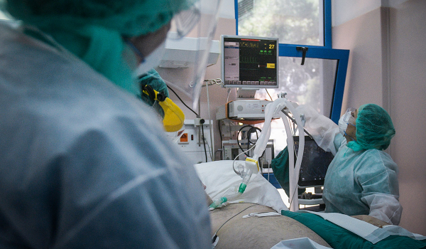 Στο «κόκκινο» τα νοσοκομεία: 73 ασθενείς περιμένουν για να μπουν σε ΜΕΘ