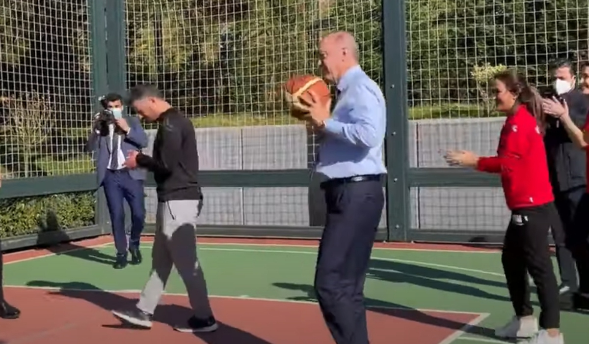 Ο Ερντογάν παίζει μπάσκετ με νέους μετά τις φήμες για την υγεία του