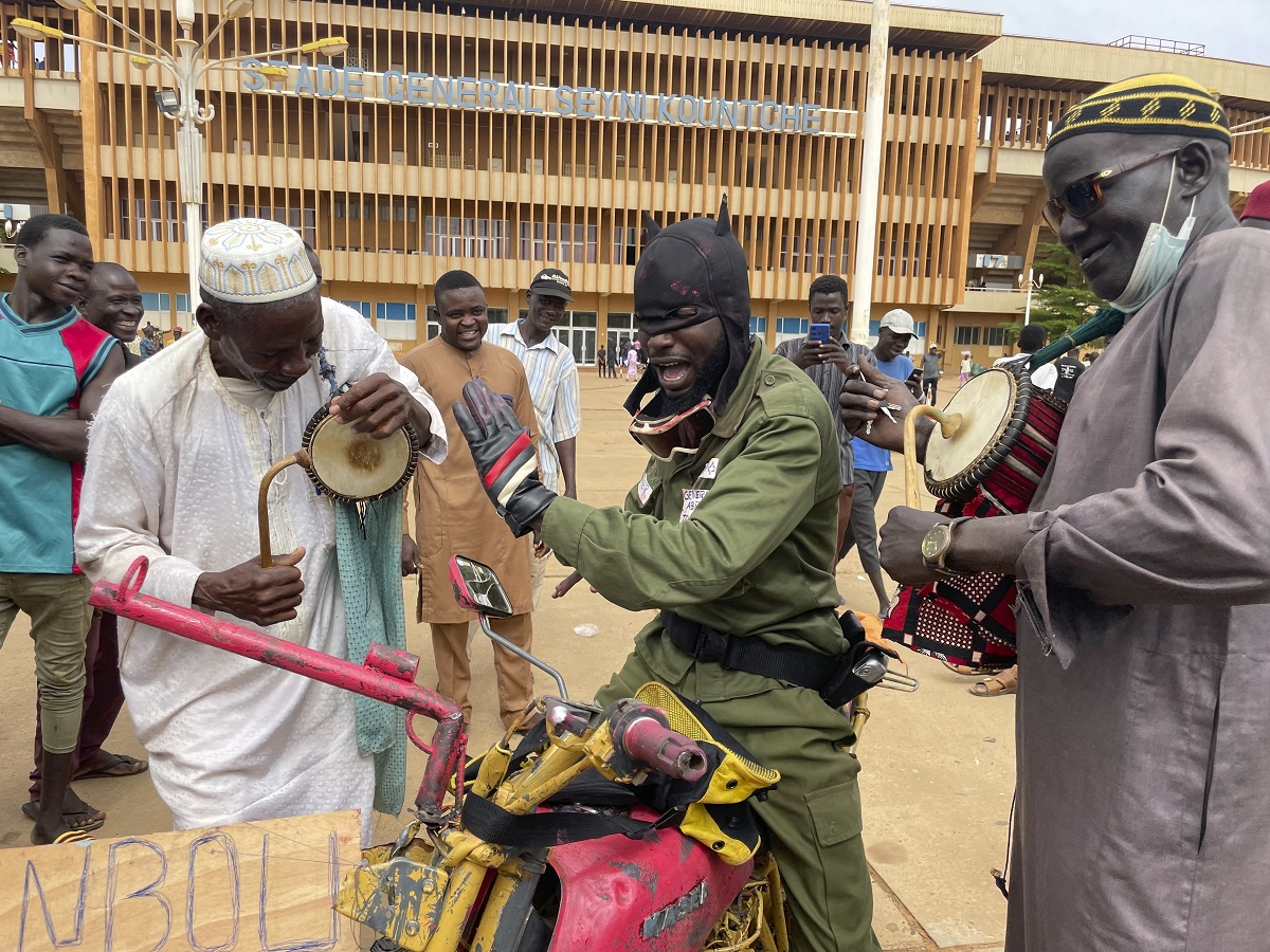 Νίγηρας: Εν μέσω απειλών επέμβασης και σφοδρού ανταγωνισμού