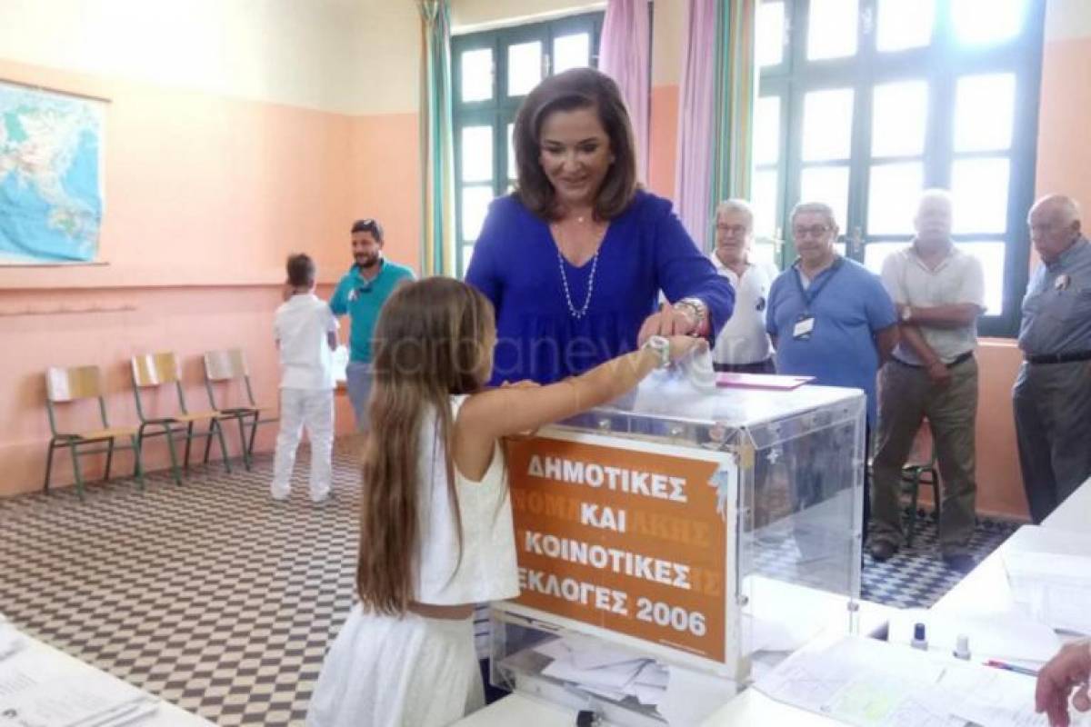 Ψήφισε η Ντόρα Μπακογιάννη με τα εγγόνια της