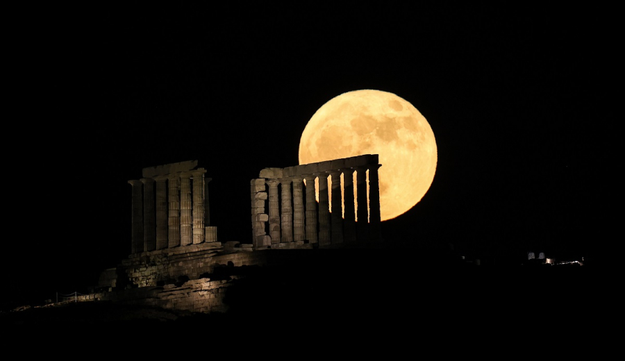Θαυμάστε την Πανσέληνο: Μαγικές φωτογραφίες από το ολόγιομο φεγγάρι της «φράουλας»
